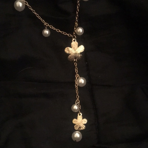 COPY - NWT necklace. Gold chain with pearls and white enamel daisies. - Picture 6 of 7